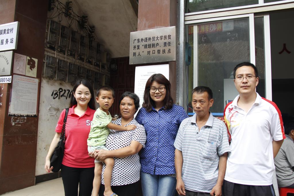 车小真一行与威尼斯官网对口扶贫户合影