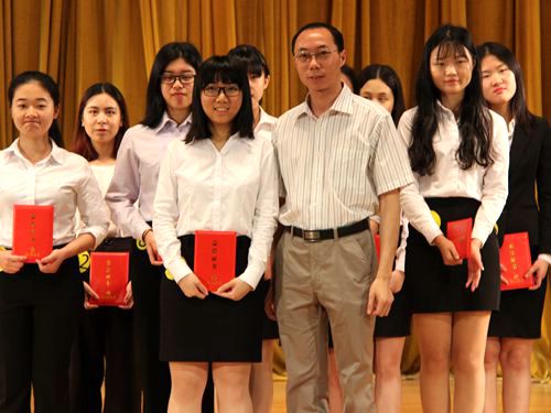 商英学院郭桂杭为一等奖选手颁奖