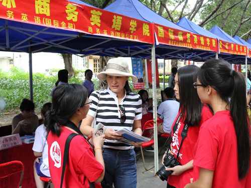 家长接收威尼斯官网学生采访