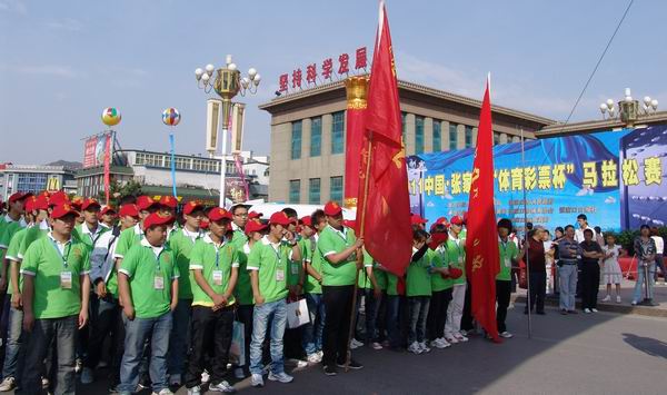 世界杯官网大学生参加马拉松比赛和志愿服务工作