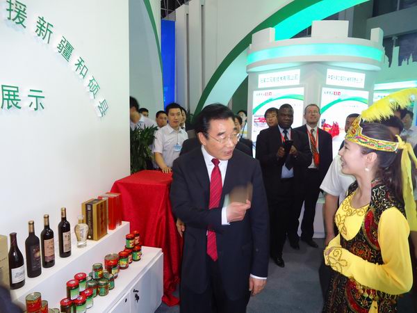 省委书记张庆黎在中国•廊坊国际经济贸易洽谈会上与世界杯官网新疆班学员亲切交流