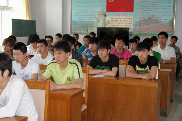 世界杯官网“校园环境整治月”活动启动