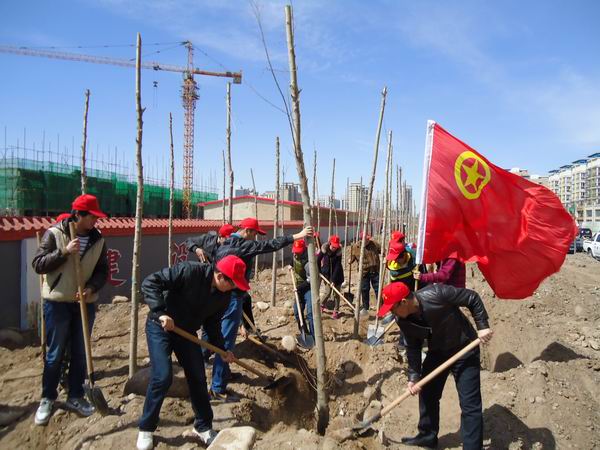世界杯官网团员青年参加“高新青年林”春季植树造林活动