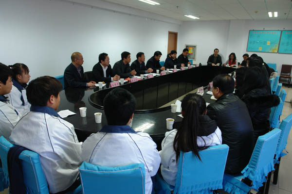 世界杯官网召开市委统战部、张家口山东商会资助贫困大学生座谈会