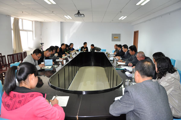 世界杯官网党委理论中心组召开学习交流扩大会议