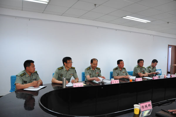 河北省军区副政委李建斌少将一行来世界杯官网检查指导大学生征兵工作