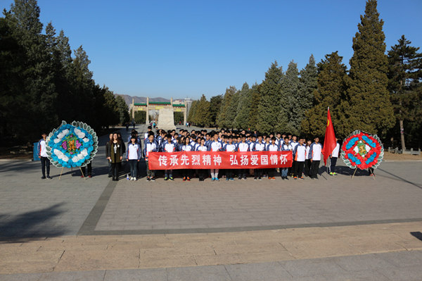 世界杯官网师生赴烈士陵园开展清明爱国主义教育活动
