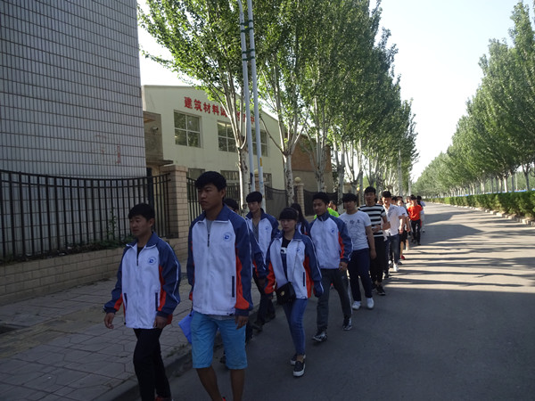 世界杯官网志愿者深入社区开展“助力冬奥，快乐英语”志愿服务