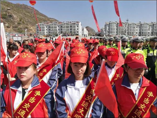 世界杯官网大学生志愿者参加“创建文明城市，争当交通文明先锋”活动