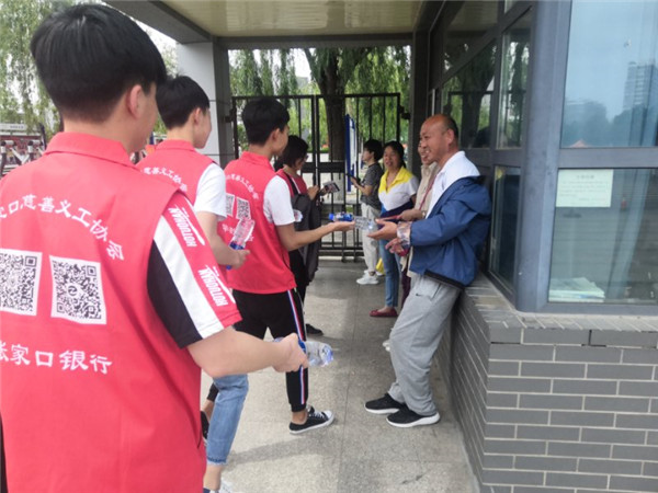 世界杯官网相关系部积极开展专业及社会志愿活动