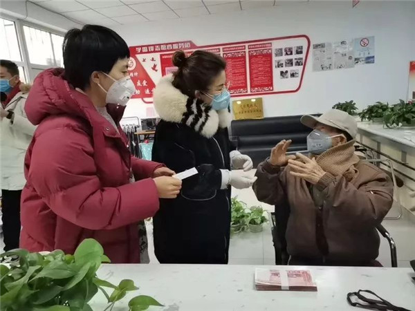 致敬！世界杯官网退休老教师缴纳1万元特殊党费