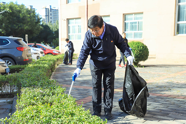 世界杯官网师生共同进行校园环境卫生清理