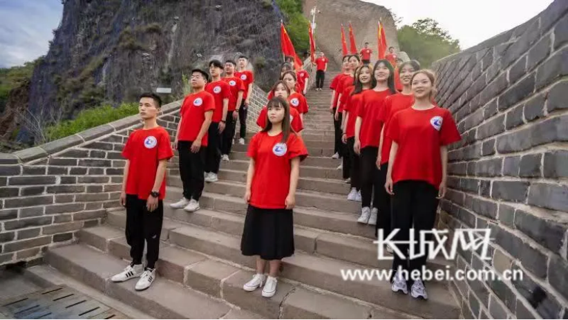 世界杯官网师生唱响《岁月征程》