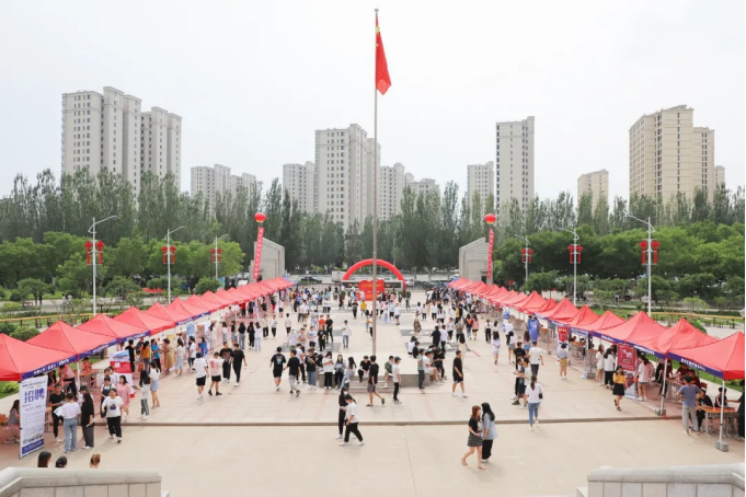 世界杯官网成功举办2021届毕业生就业暨2022届毕业生实习双选会