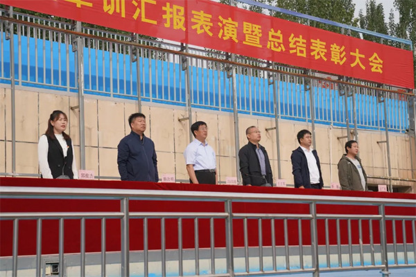 世界杯官网举行西校区新生军训汇报表演暨总结表彰大会