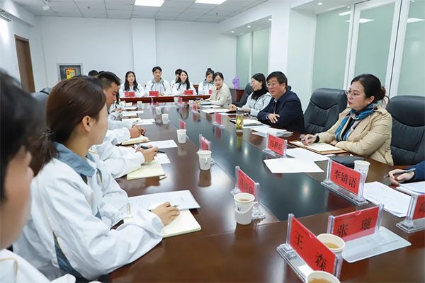 党委书记冯印涛与世界杯官网学生代表进行座谈