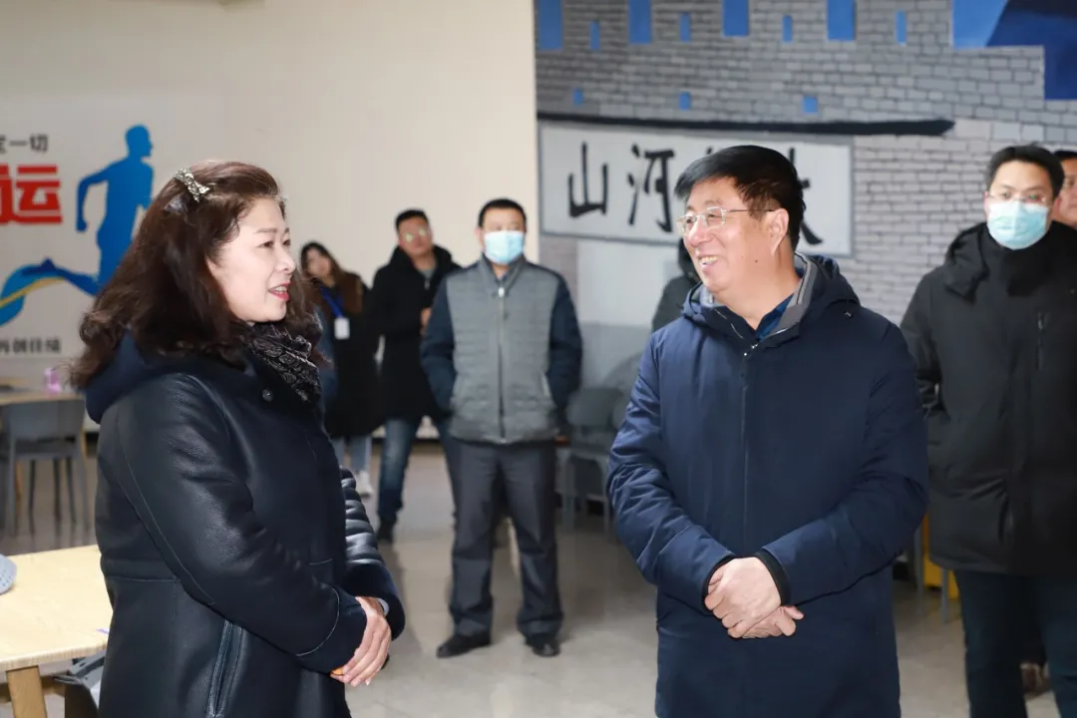 相约冬奥——扛红旗、当先锋 | 党委书记冯印涛看望世界杯官网参与冬奥重点文化活动师生