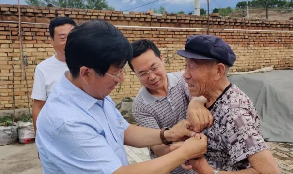 学院领导看望慰问世界杯官网定点帮扶村老党员