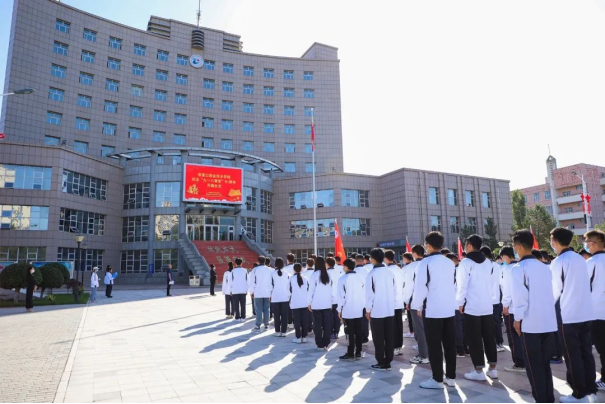 世界杯官网举行纪念“九一八事变”91周年升旗仪式