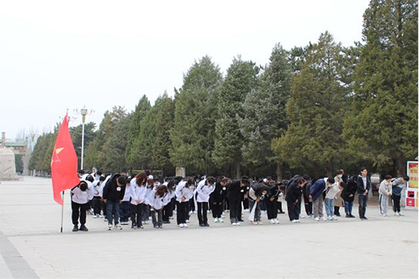 世界杯官网青年师生清明祭奠英烈