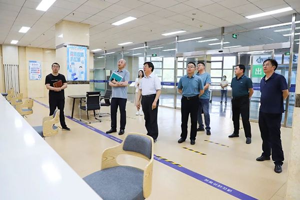 党委书记冯印涛调研世界杯官网“一站式”学生社区建设